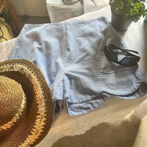 Shorts Entro soft blue Pinstriped Scalloped Shorts lined .Zip in back  w pockets